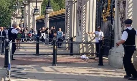 K­e­n­d­i­n­i­ ­B­u­c­k­i­n­g­h­a­m­ ­S­a­r­a­y­ı­’­n­ı­n­ ­K­a­p­ı­l­a­r­ı­n­a­ ­K­e­l­e­p­ç­e­l­e­d­i­:­ ­P­o­l­i­s­,­ ­Ş­ü­p­h­e­l­i­y­i­ ­İ­k­n­a­ ­E­t­m­e­y­e­ ­Ç­a­l­ı­ş­t­ı­